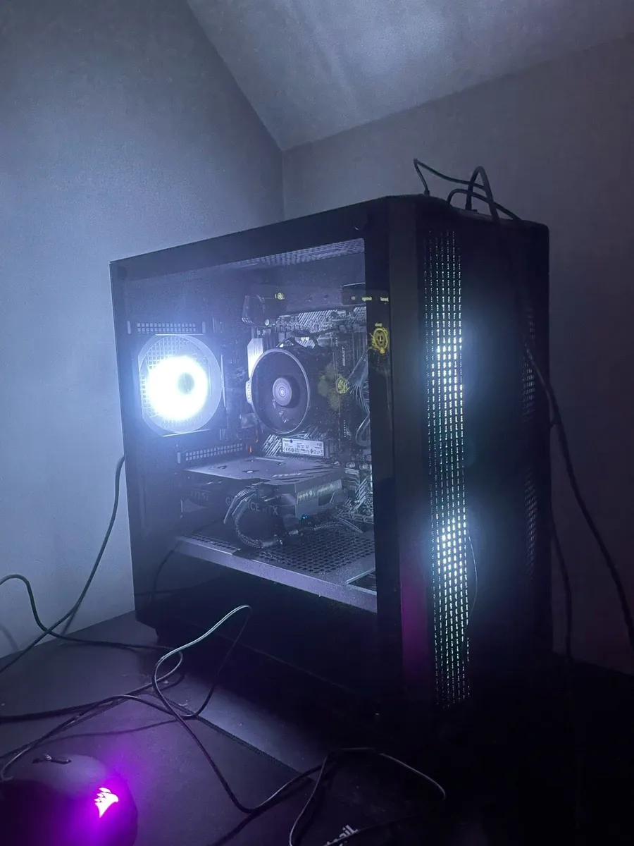 Gaming pc, gaming monitor , keyboard and mouse - Image 1