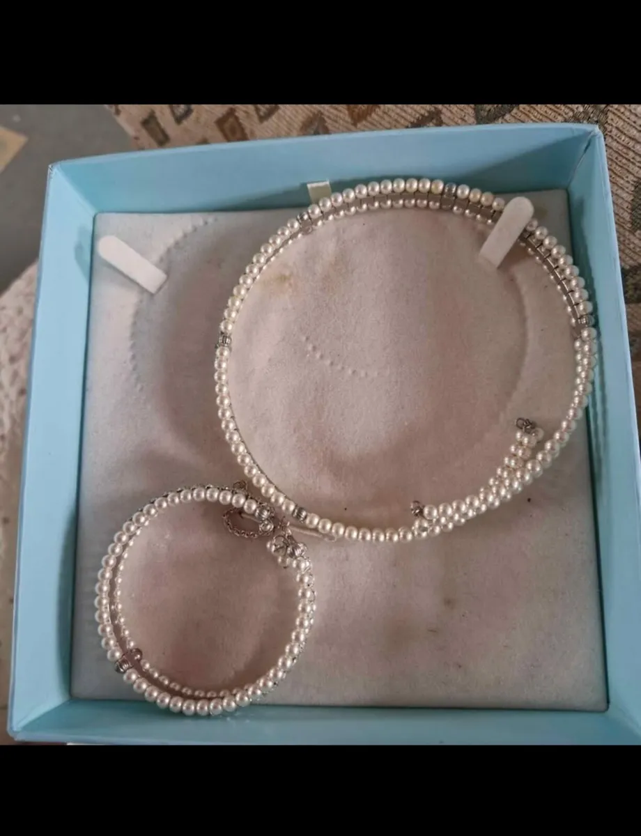 Lovely Pearl/Diamanté Necklace/Bracelet Set - Image 3
