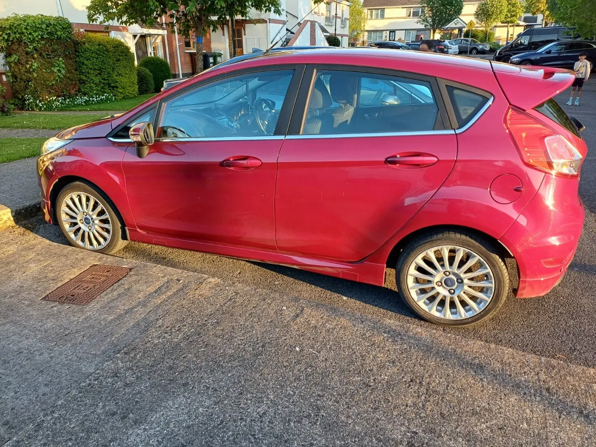 Ford Fiesta 2015 - Image 2