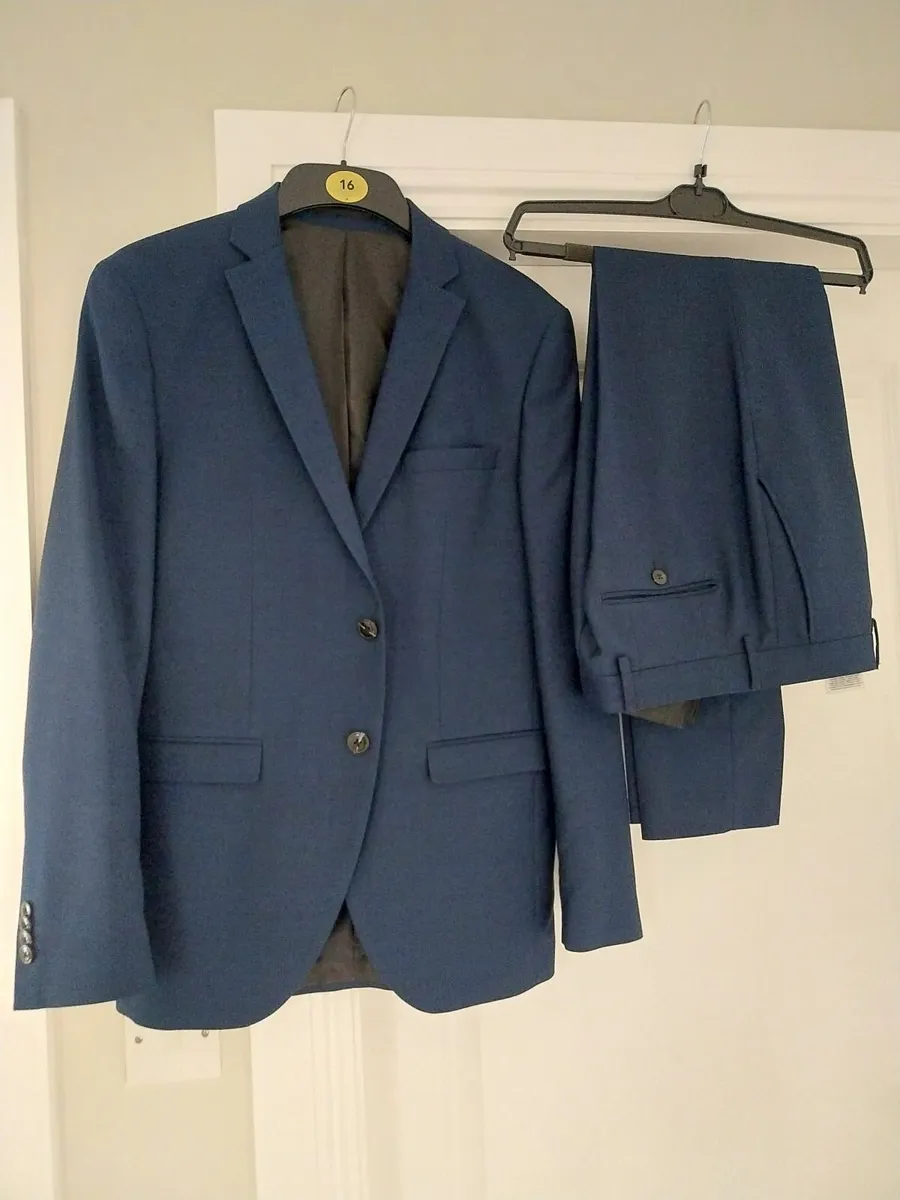 Mens suit - Image 1