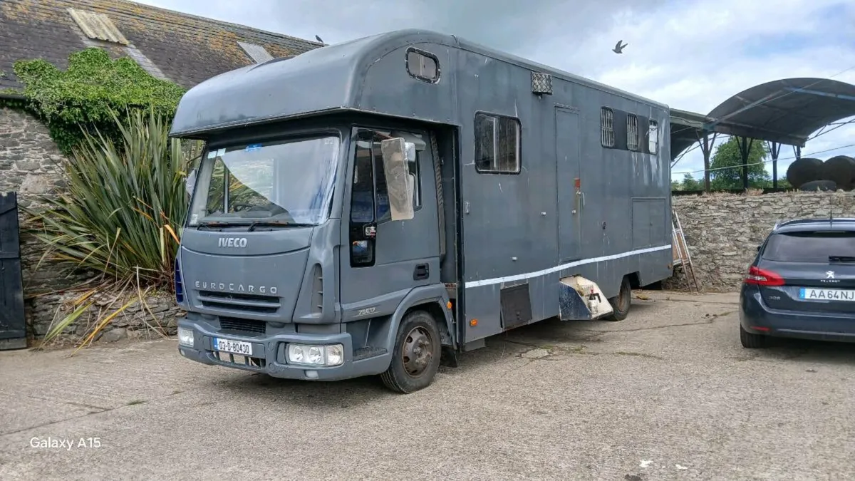 Iveco 4 horse with living - Image 2