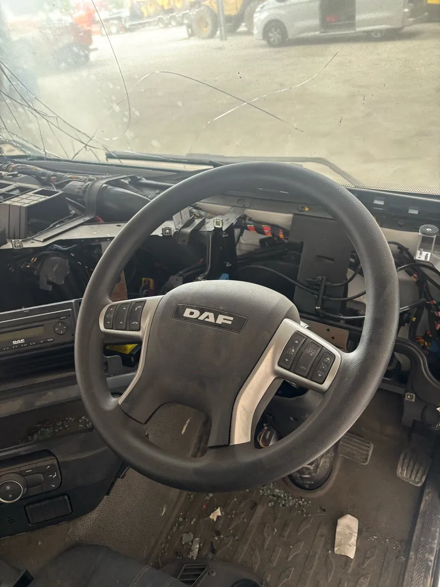 Daf CF450 cab parts - Image 3