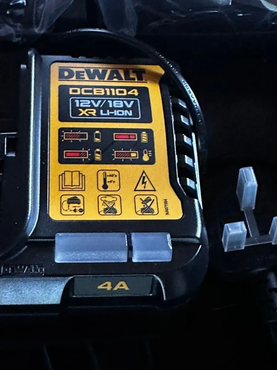 2x DeWalt 18v 5ah battery, 4A charger with TSTAK case. - Image 3