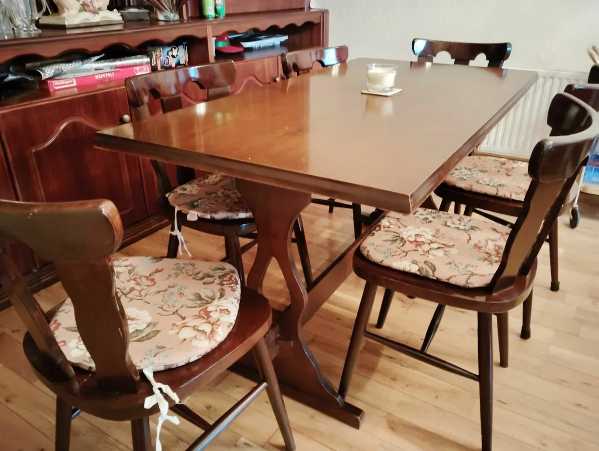 Table and chairs - Image 1