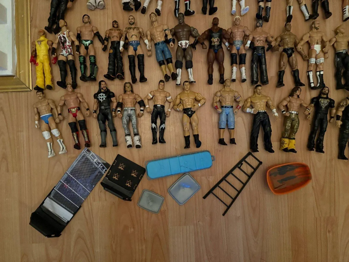Wwe 50 wrestling figures , accessories & T shirts - Image 2