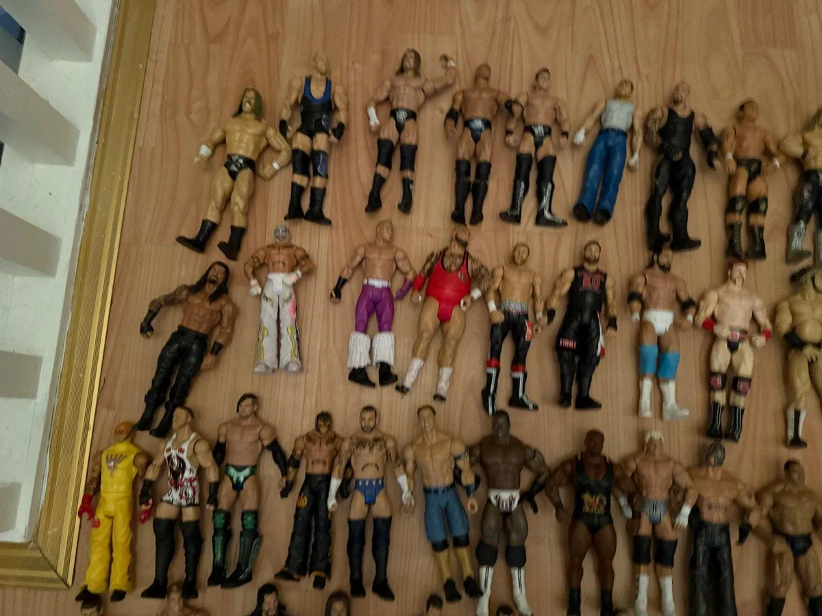 Wwe 50 wrestling figures , accessories & T shirts - Image 4