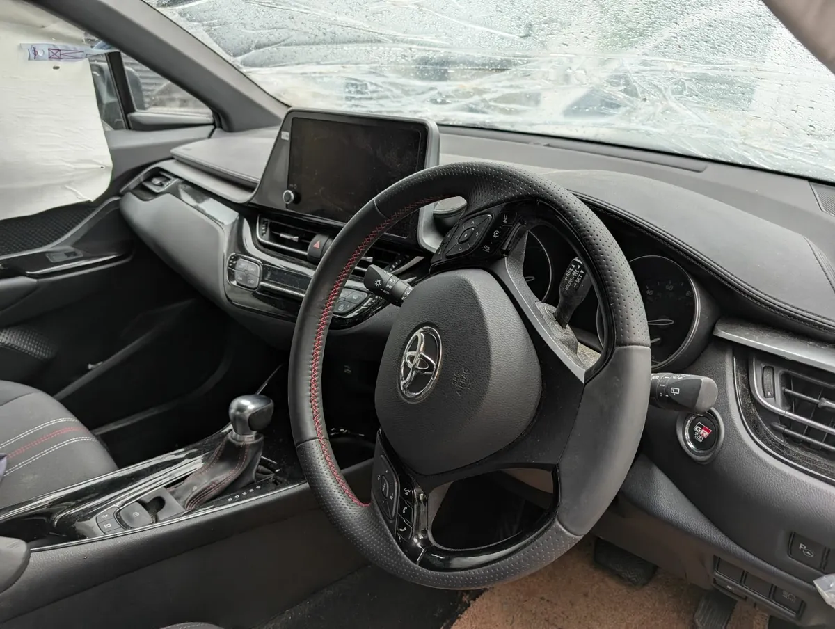 2023 Toyota chr for breaking - Image 3