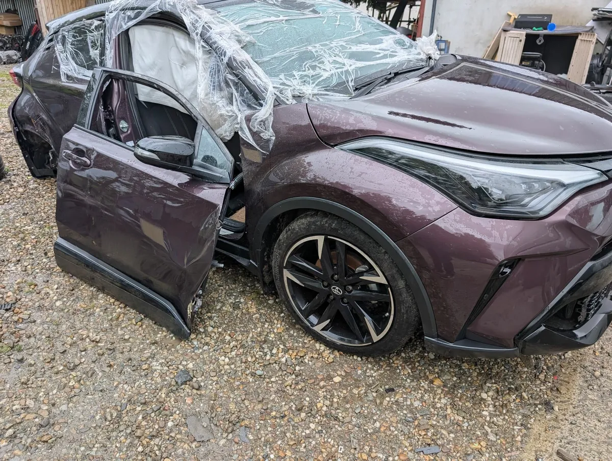 2023 Toyota chr for breaking - Image 4
