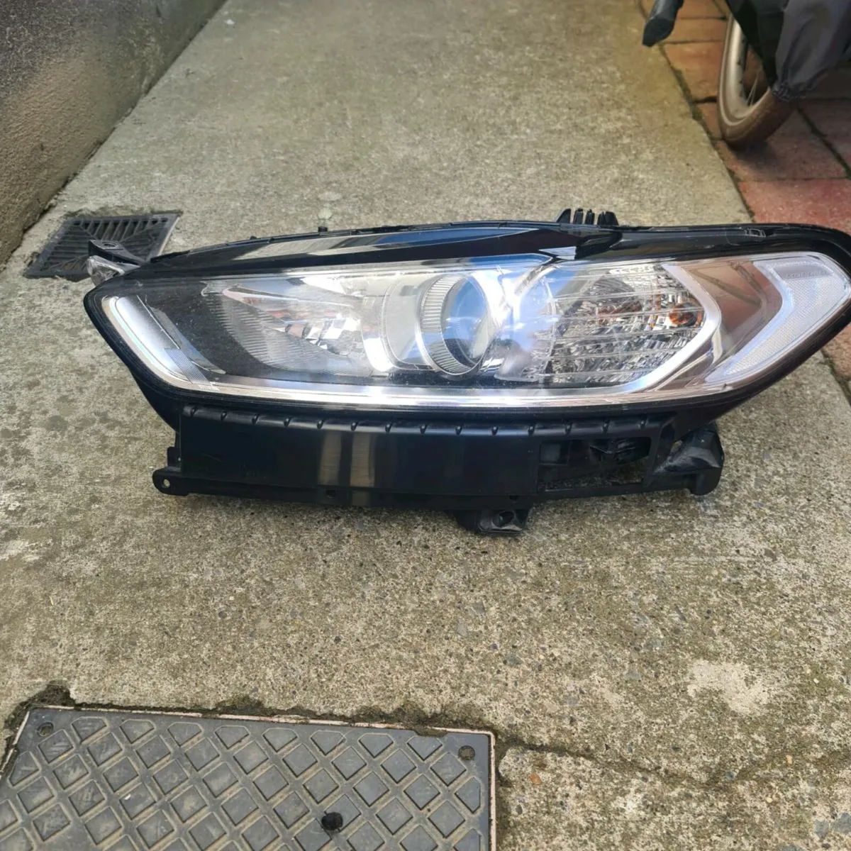 Ford Mondeo left headlight 2015 up - Image 1