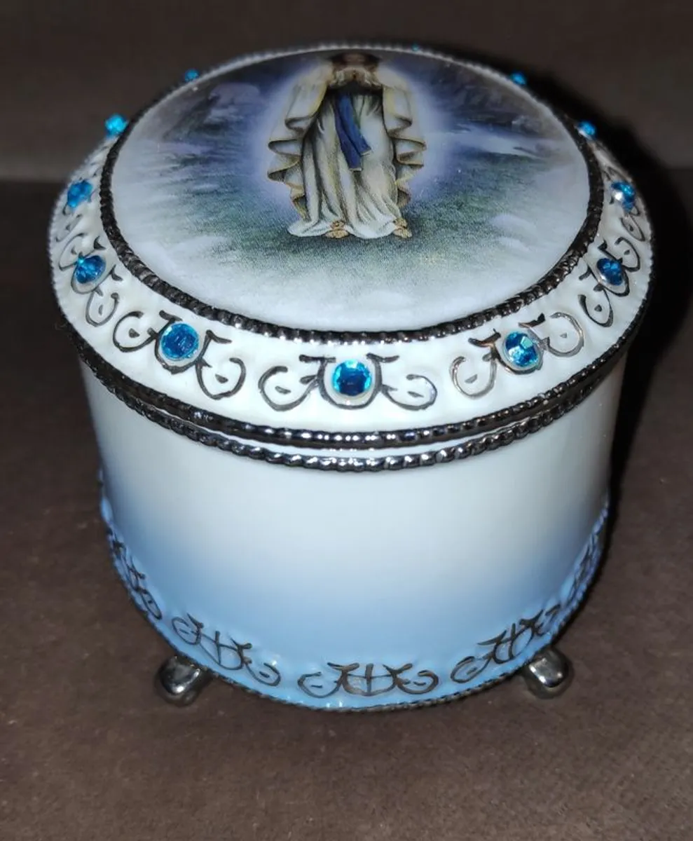 Our Lady of Lourdes by Hector Garrido porcelain musical rosary box - Image 3