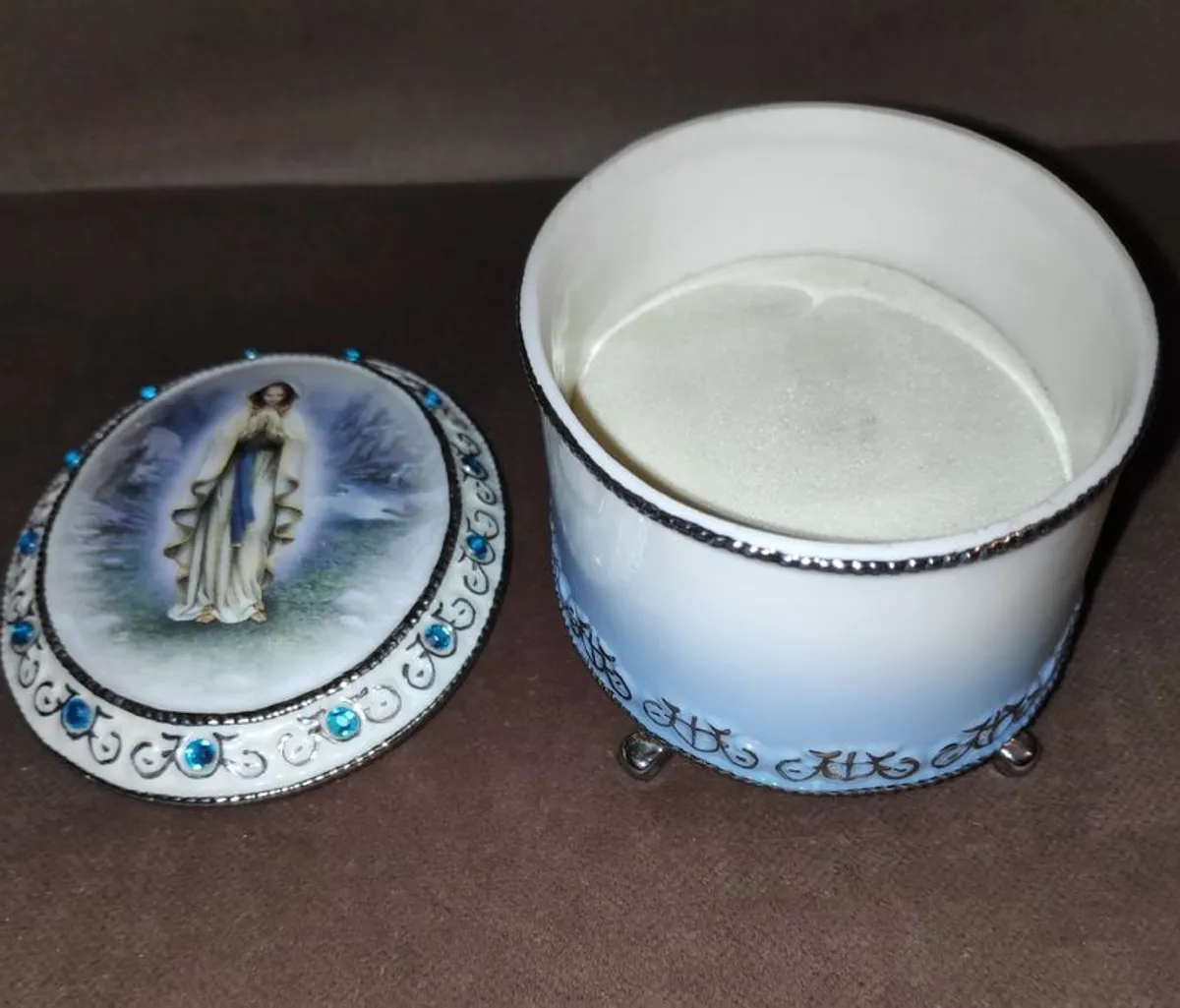 Our Lady of Lourdes by Hector Garrido porcelain musical rosary box - Image 4