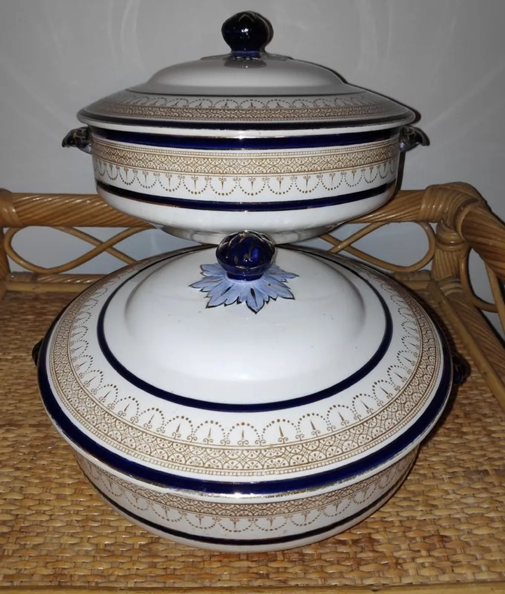 Losol Ware 2 vegetable tureens, blue & white with gilt accents - Image 1