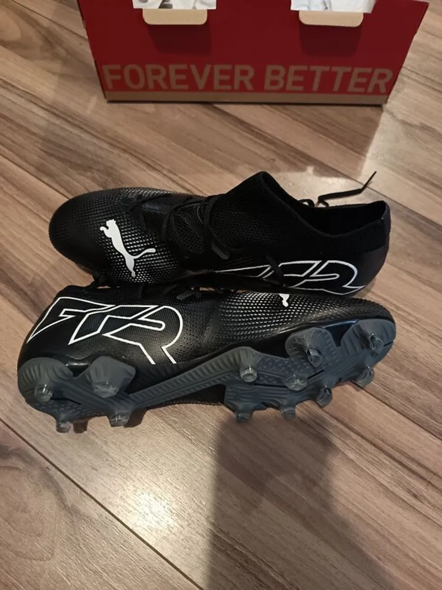 Football boots - Image 1