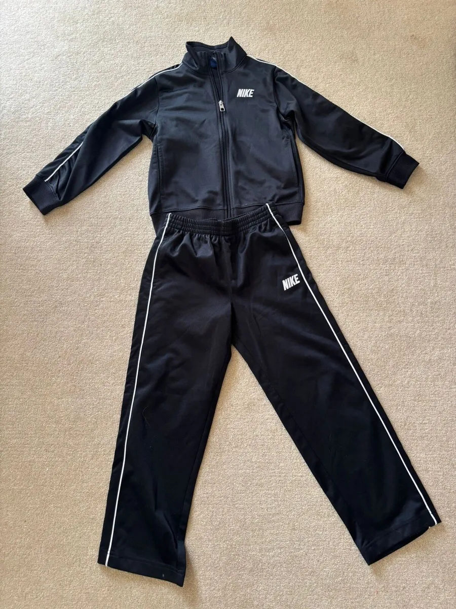 Nike black tracksuit age 7-8 - Image 1