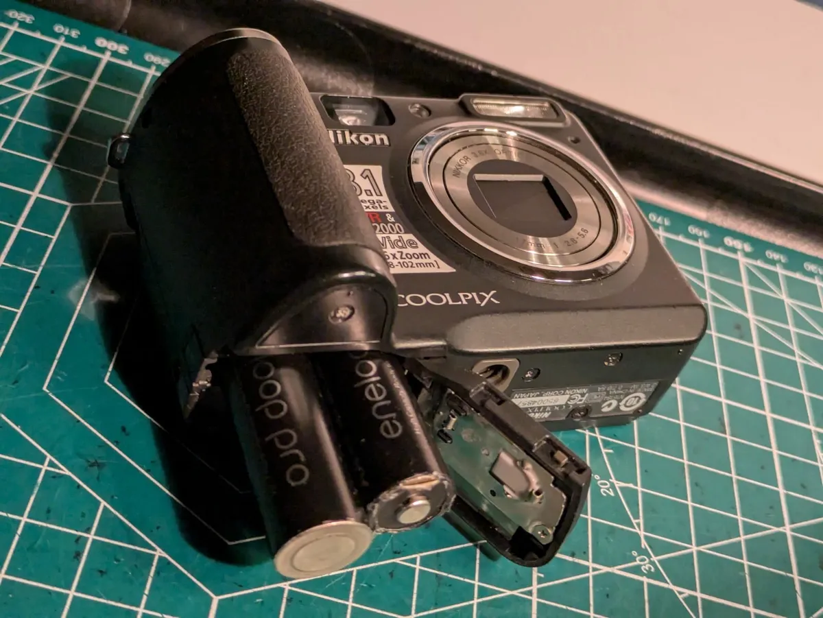 Nikon P50 8MP CCD digital compact camera - Image 3