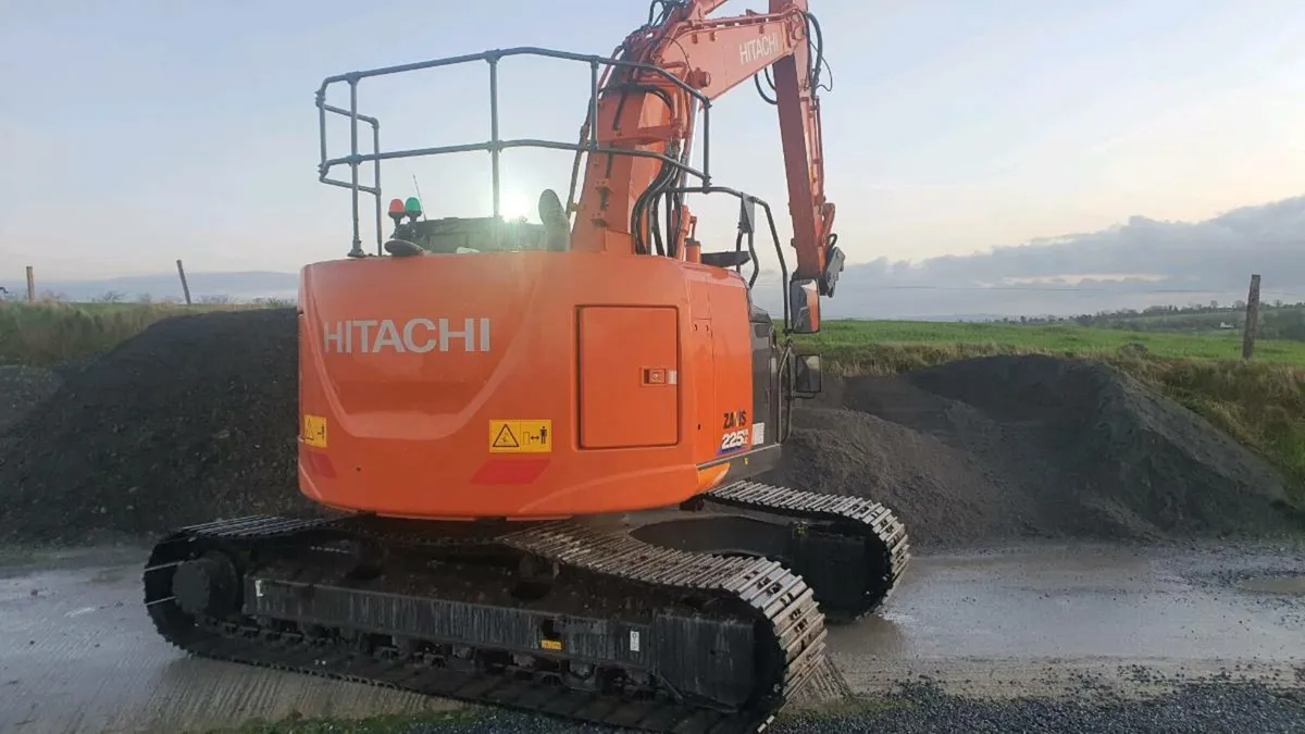 Hitachi 225 for sale - Image 3