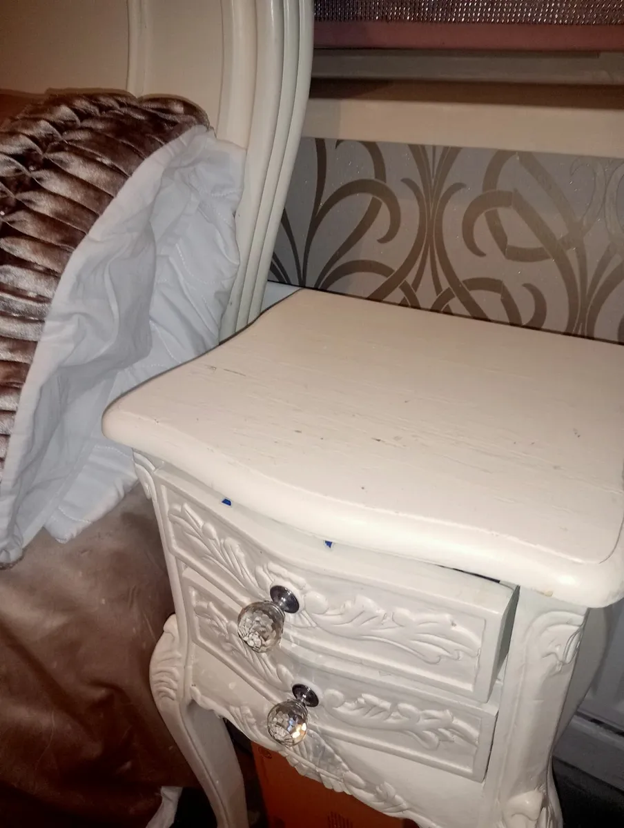 French style headboard and matching lockers - Image 3