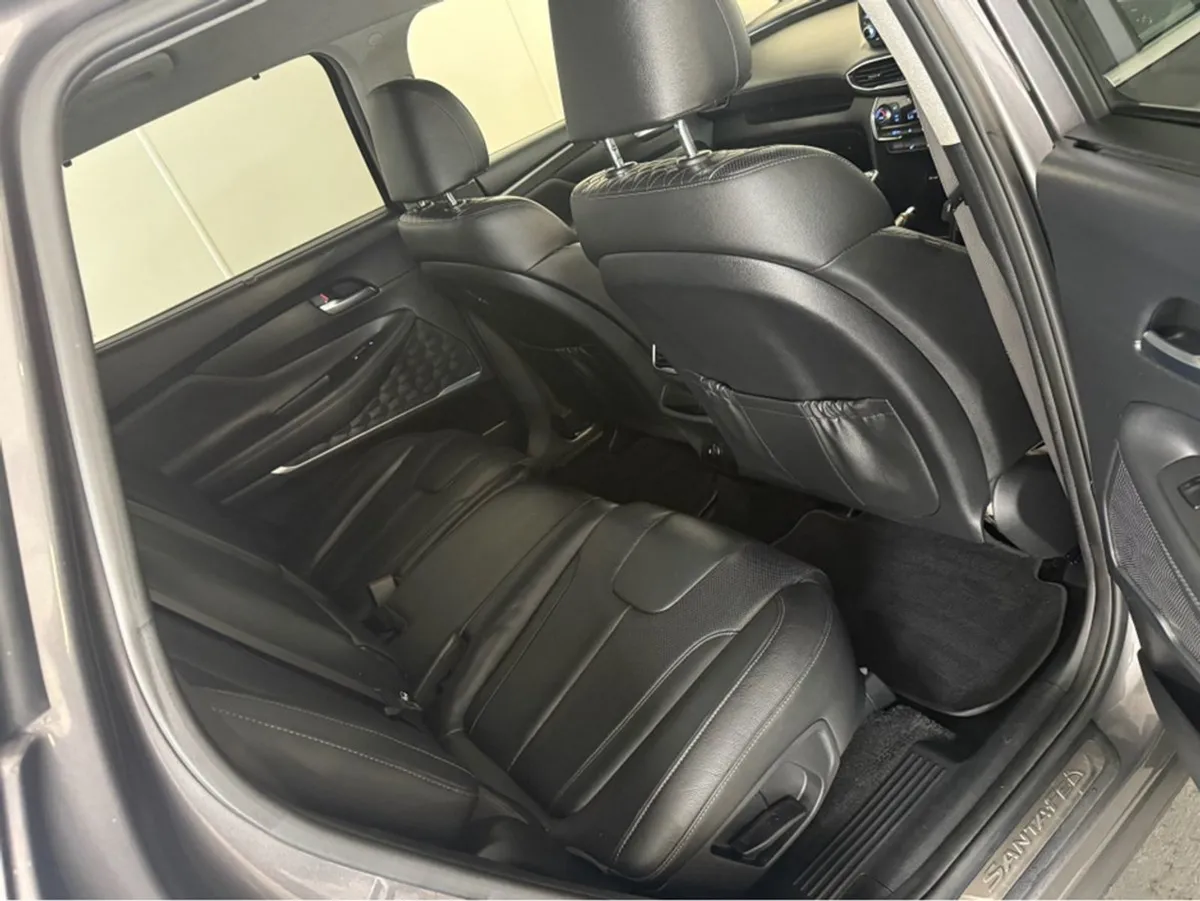 Hyundai Santa Fe 4WD Executive Plus 5DR - Image 4