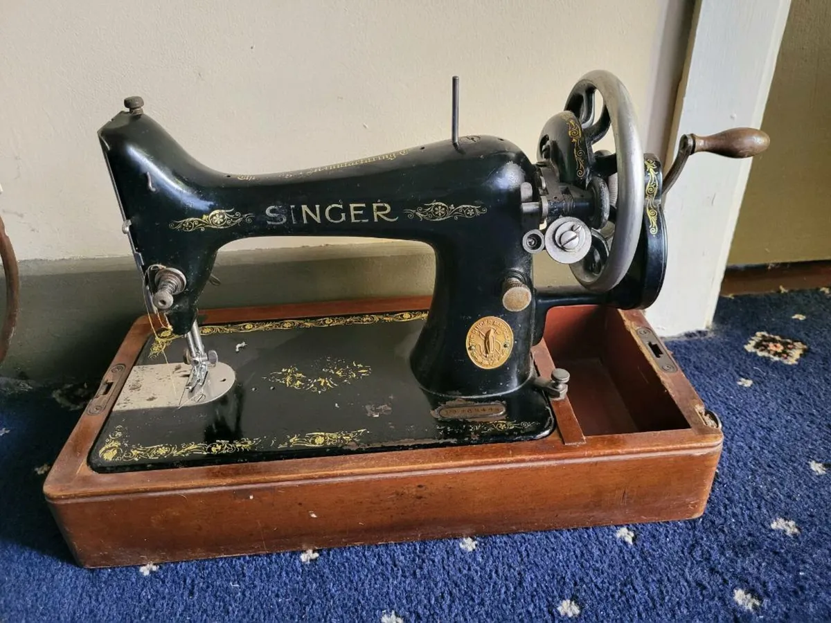 Singer Sewing Machine - Image 2