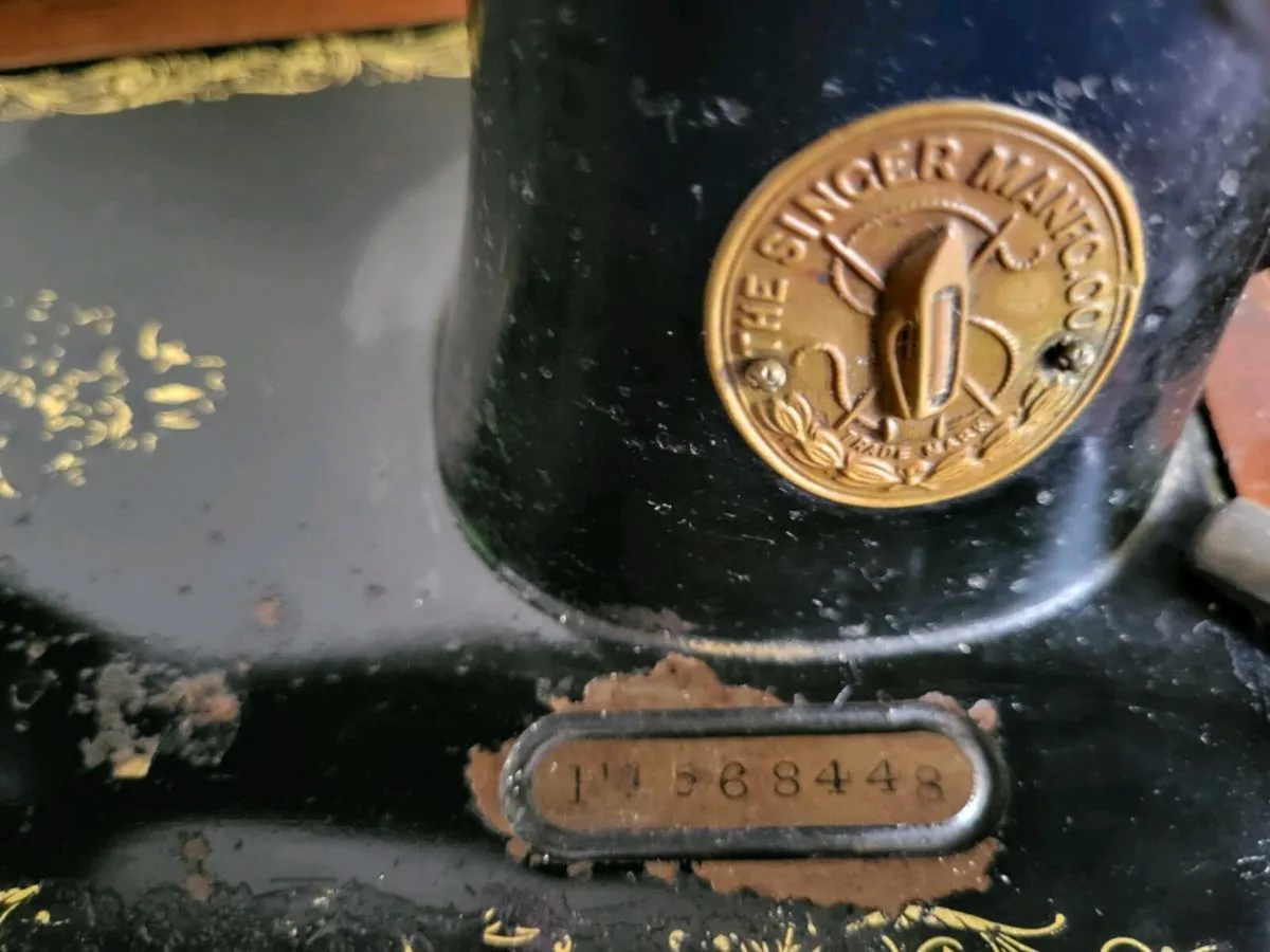 Singer Sewing Machine - Image 3