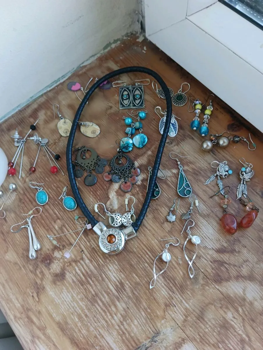Beautiful selection of earrings, hardly used, - Image 1