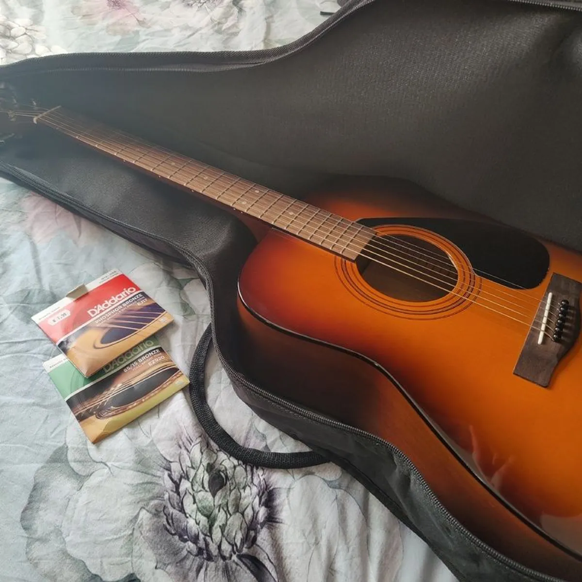 Yamaha F310 Acoustic Guitar (incl. Guitar case & 2 bronze strings sets) - Image 1