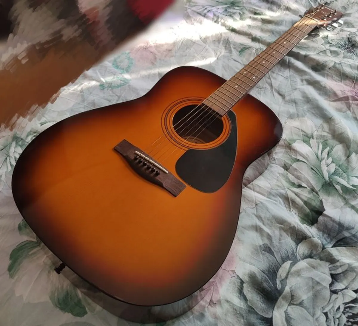 Yamaha F310 Acoustic Guitar (incl. Guitar case & 2 bronze strings sets) - Image 2