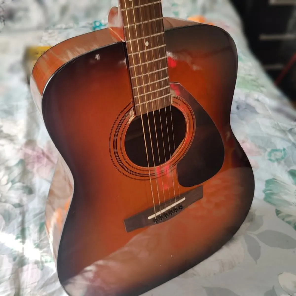Yamaha F310 Acoustic Guitar (incl. Guitar case & 2 bronze strings sets) - Image 3
