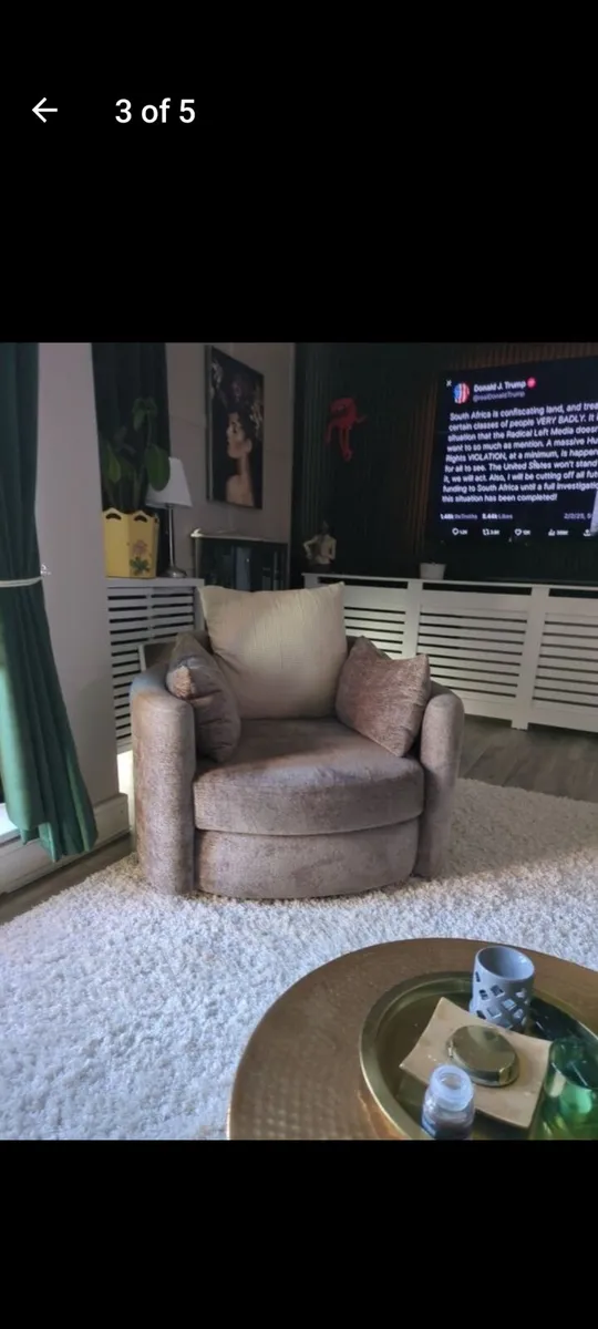 Naples swivel chair worth 1500 new - Image 1