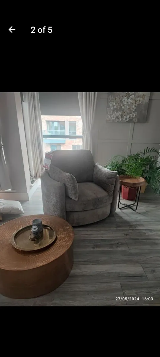 Naples swivel chair worth 1500 new - Image 2