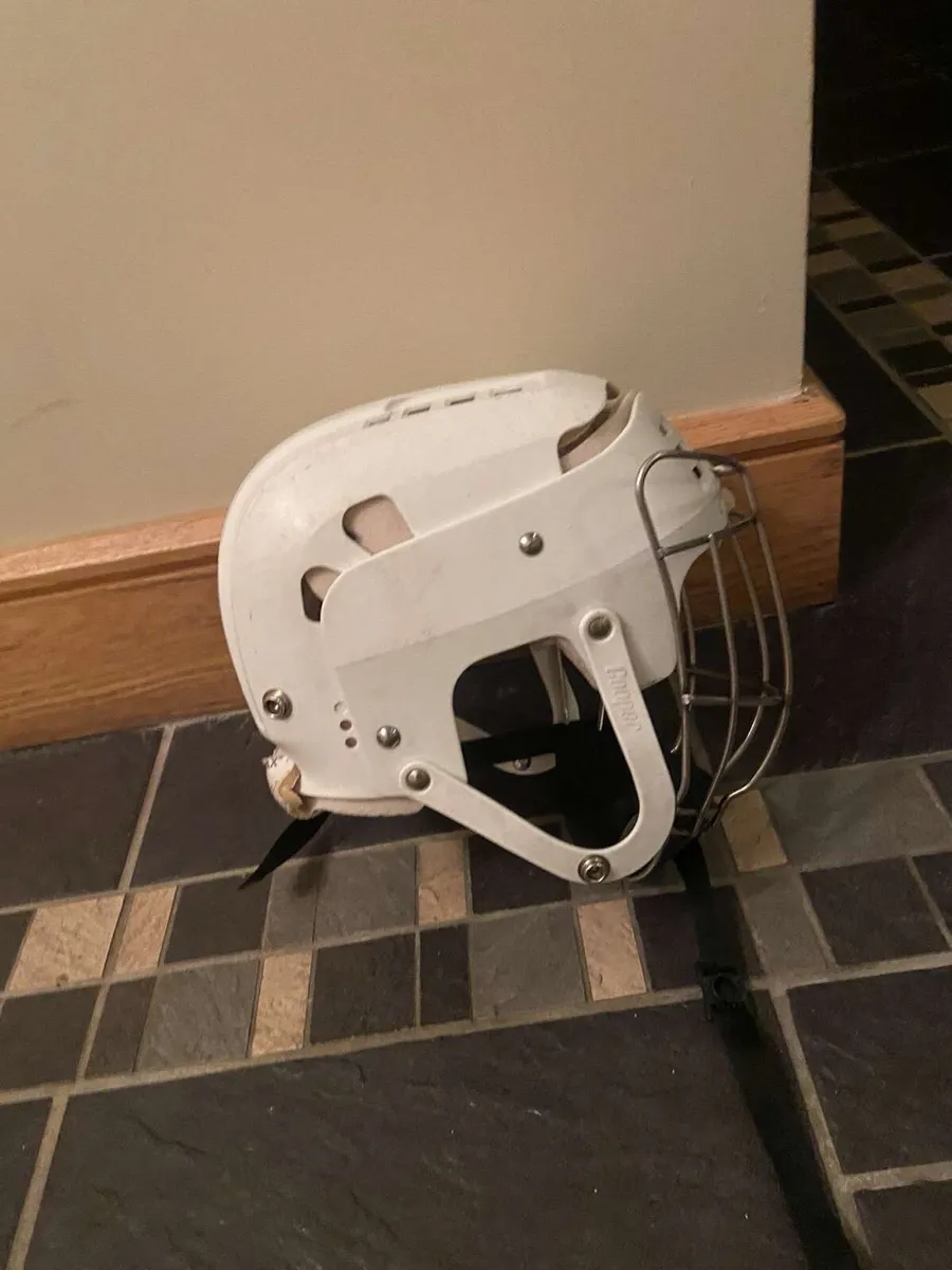 White Cooper sk109 GAA hurling helmet - Image 3