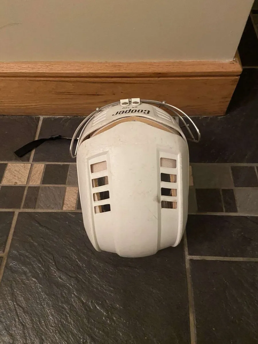 White Cooper sk109 GAA hurling helmet - Image 4