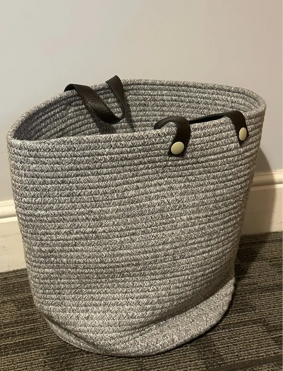 Storage bucket, laundry storage bucket