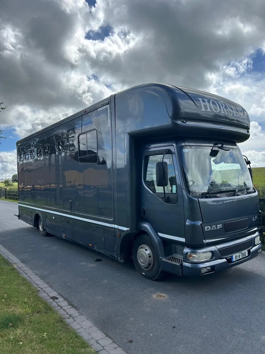 Horse truck 2005 Daf LF180 12 T luxury  living - Image 1
