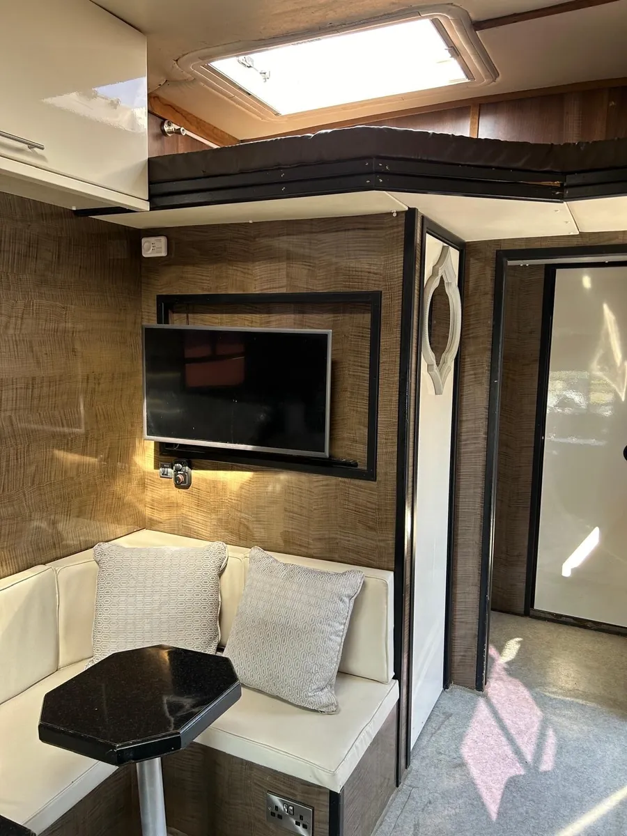 Horse truck 2005 Daf LF180 12 T luxury  living - Image 2
