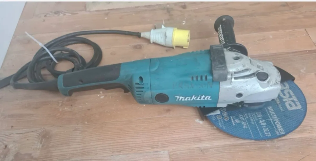 9" makita 110v grinder + 4 discs & wrench - Image 1