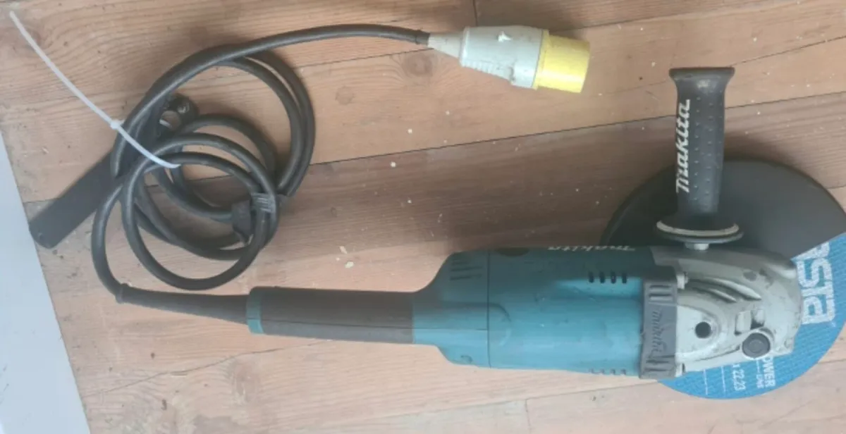 9" makita 110v grinder + 4 discs & wrench - Image 2