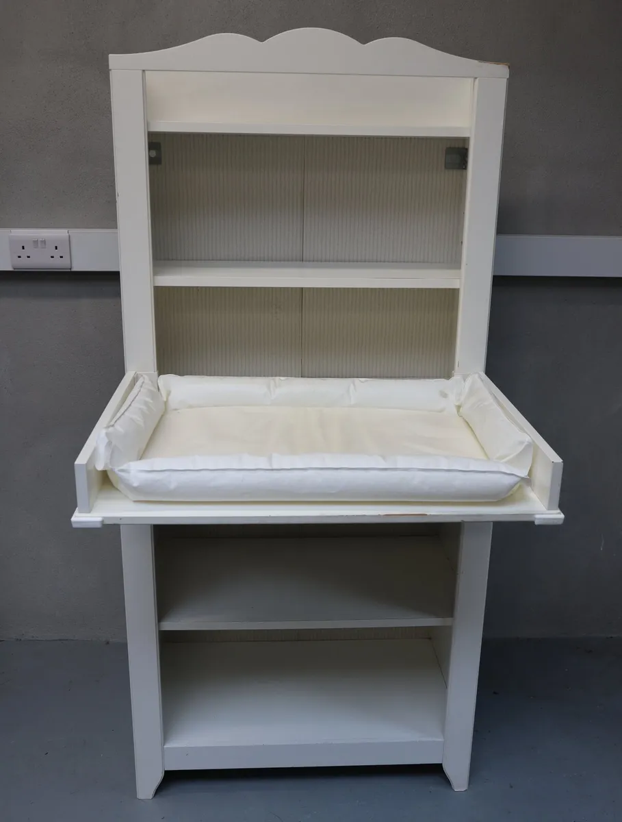 Baby changing unit - Image 1