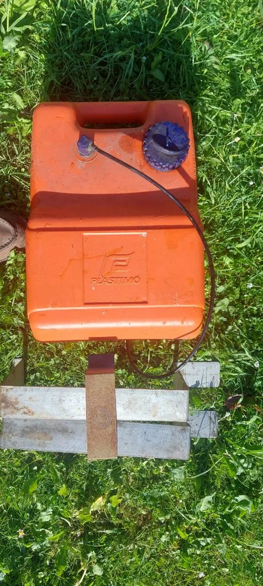Boat fuel tank and brackets. - Image 2