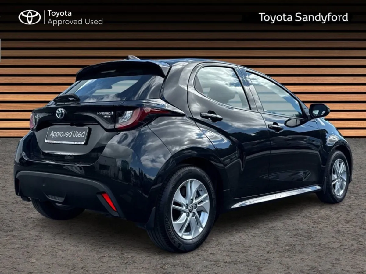 Toyota Yaris Hybrid Luna // Rear Camera // Toyota - Image 2