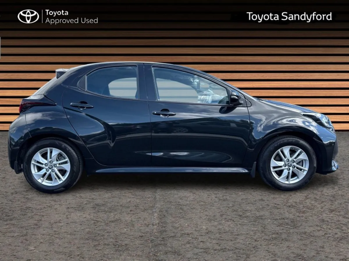 Toyota Yaris Hybrid Luna // Rear Camera // Toyota - Image 3