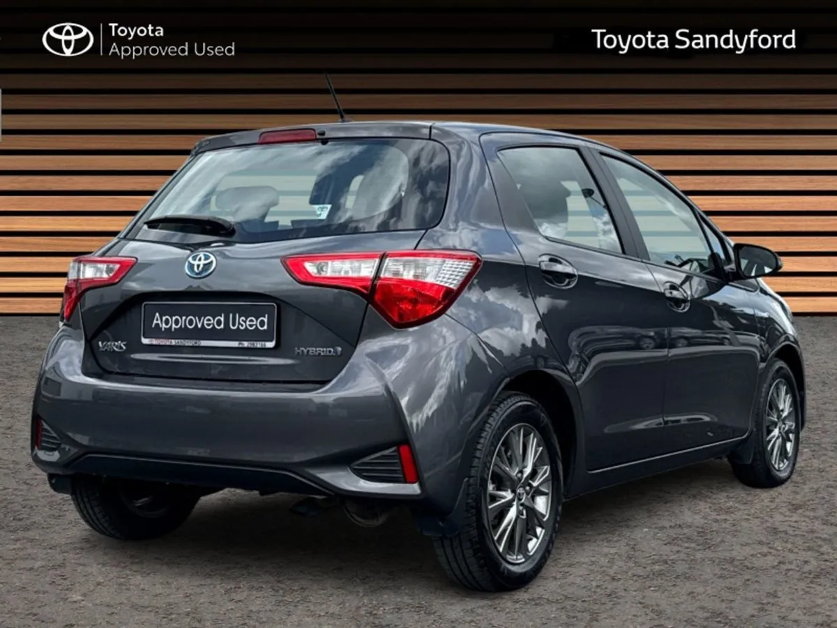 Toyota Yaris Hybrid Luna // Rear Camera // Toyota - Image 2