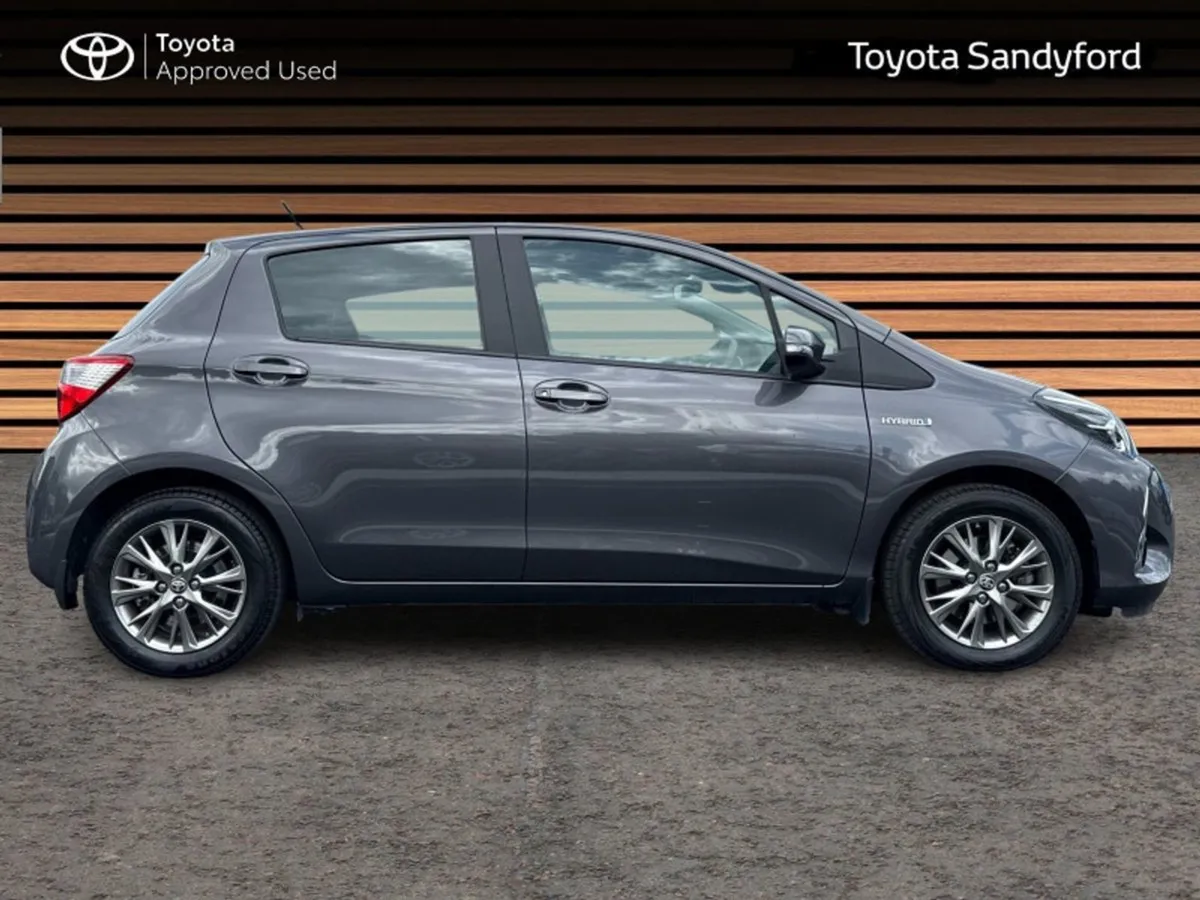 Toyota Yaris Hybrid Luna // Rear Camera // Toyota - Image 3