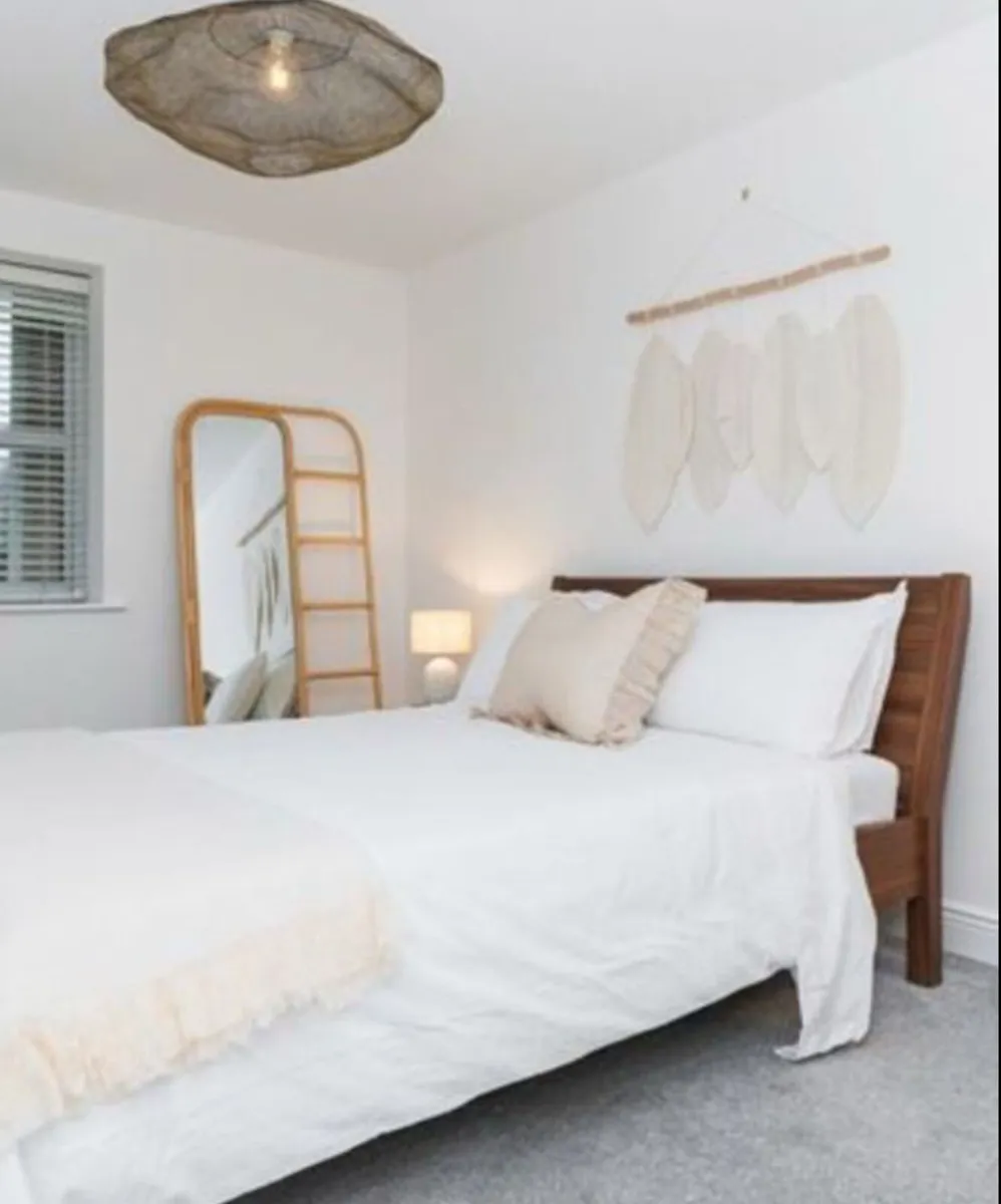 Kingsize wooden bed with mattress - Image 1