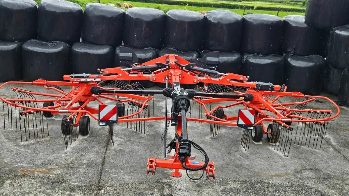 Kuhn hay rake - Image 1