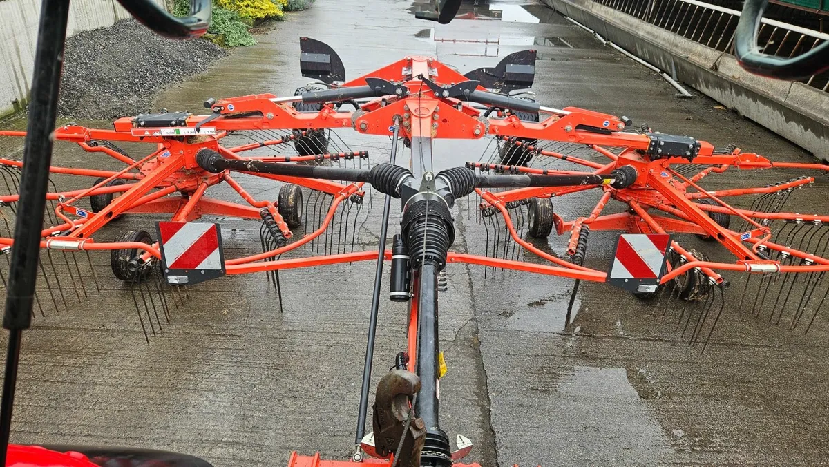 Kuhn hay rake - Image 2