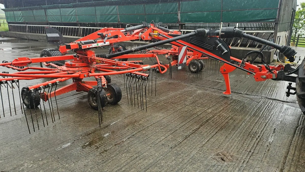Kuhn hay rake - Image 4