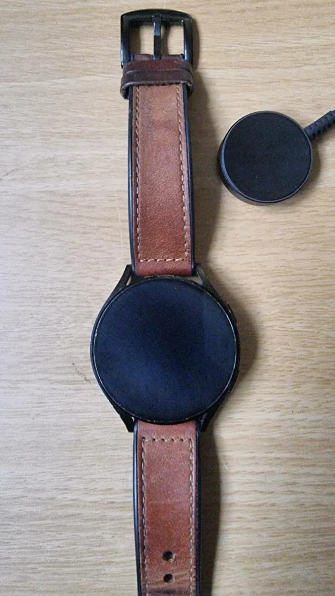 Samsung watch 4 with leather/silicon strap - Image 1
