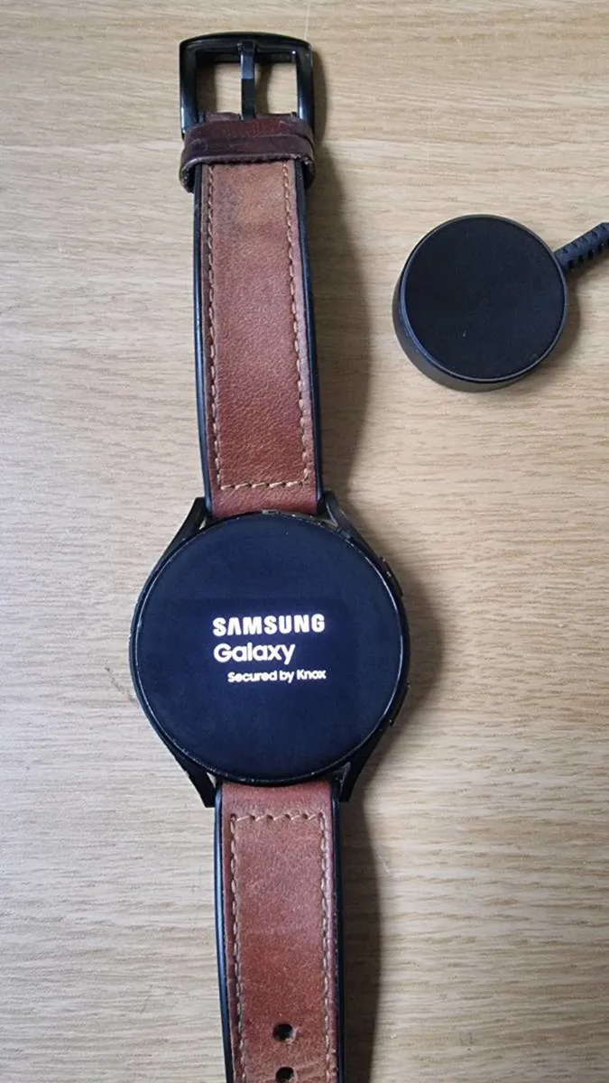 Samsung watch 4 with leather/silicon strap - Image 2