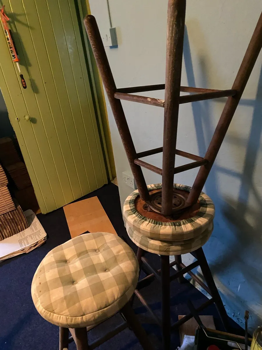 3 bar stools - Image 1